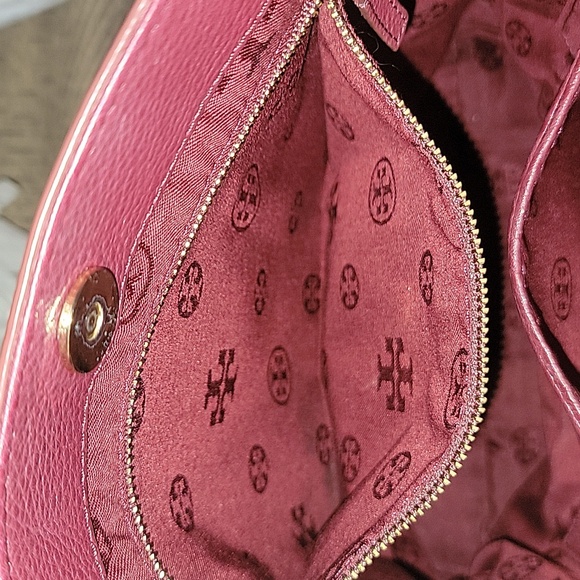 Tory Burch Whipstitch Logo Pebbled Leather Swingpack - Picture 14 of 16